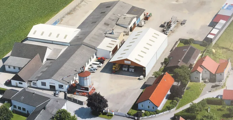 Luftaufnahme des Betriebsgeländes mit Hallen und Gebäuden