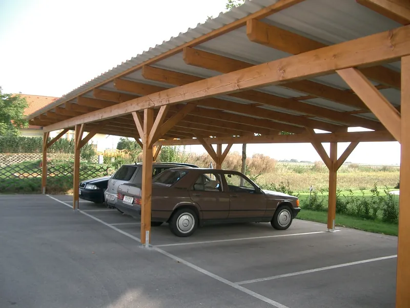 Großer Carport mit Pultdach über mehreren Stellplätzen