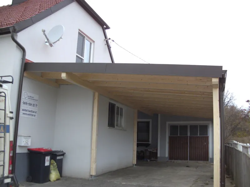 Carport mit Holzuntersicht an einer Hauswand