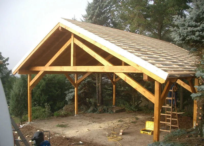 Satteldach-Carport aus Holz während der Montage