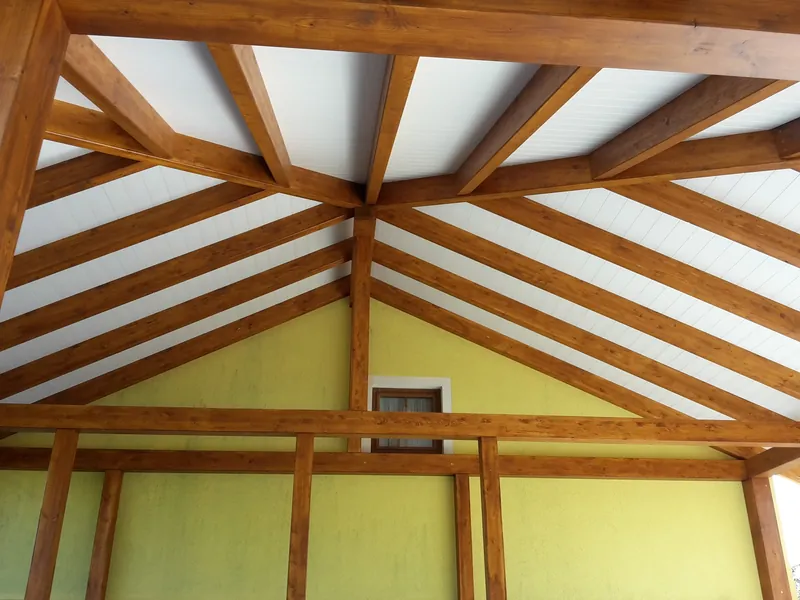 Sichtbare Sparren eines Walmdach-Carports von unten