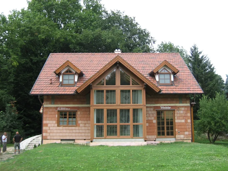Ziegelhaus mit rotem Ziegeldach und Gaupen