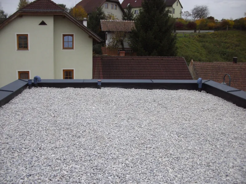 Flachdach mit Kiesschüttung auf der Abdichtung