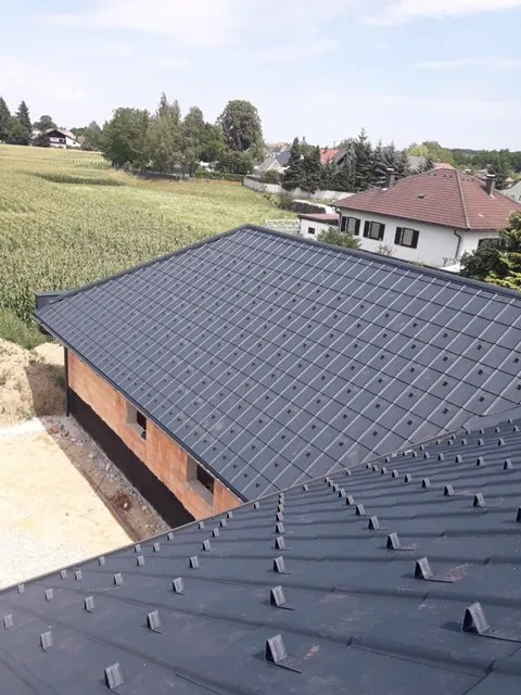 Dunkle Dachplatten in der Draufsicht