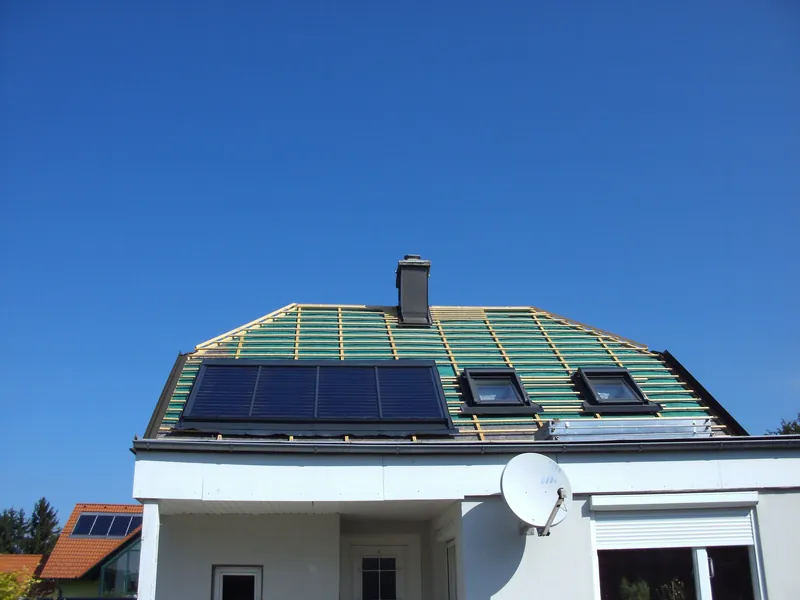 Dachfläche mit Solarkollektoren und Dachfenstern in der Sanierung
