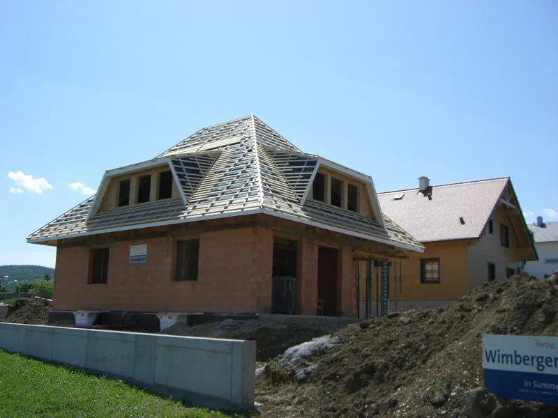 Haus mit Walmdach und Dachgaupen