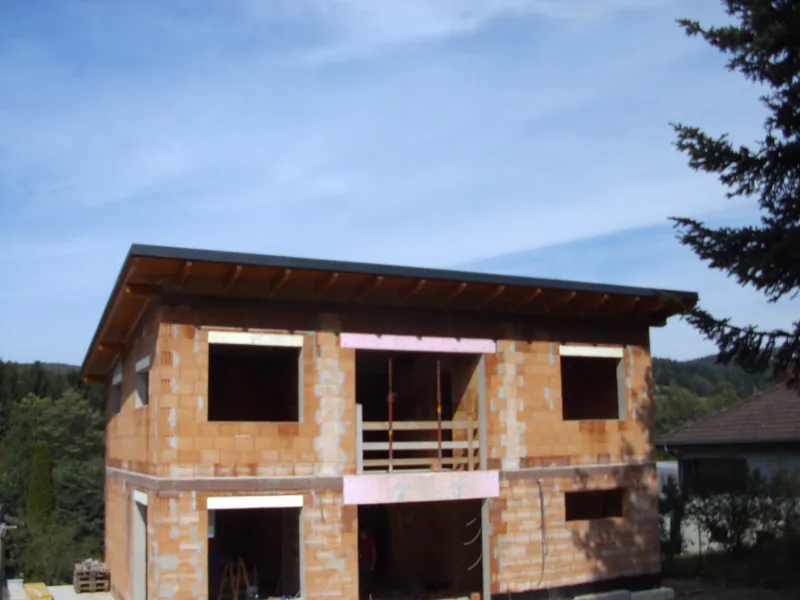 Ziegel-Rohbau mit Pultdach und Balkon