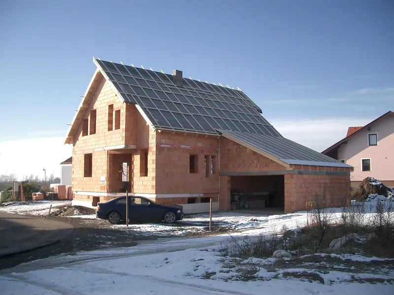 Haus mit Satteldach und Solarmodulen