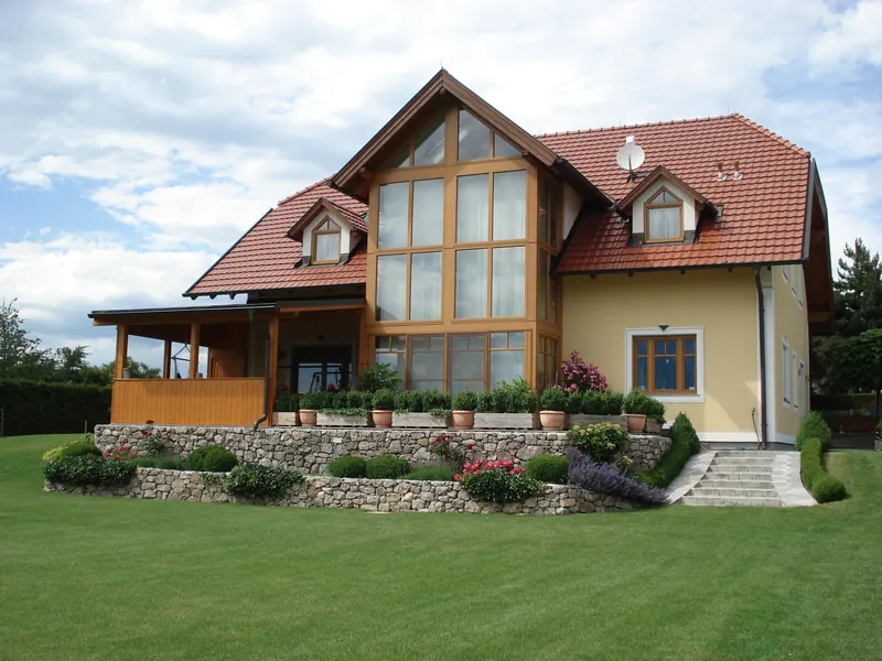 Haus mit Satteldach, Gaupen und großer Glasfront