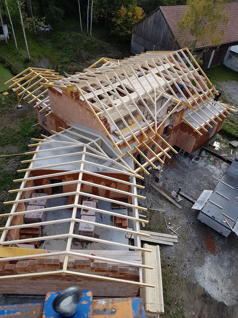 Vorgefertigte Dachstuhlteile aus der Vogelperspektive