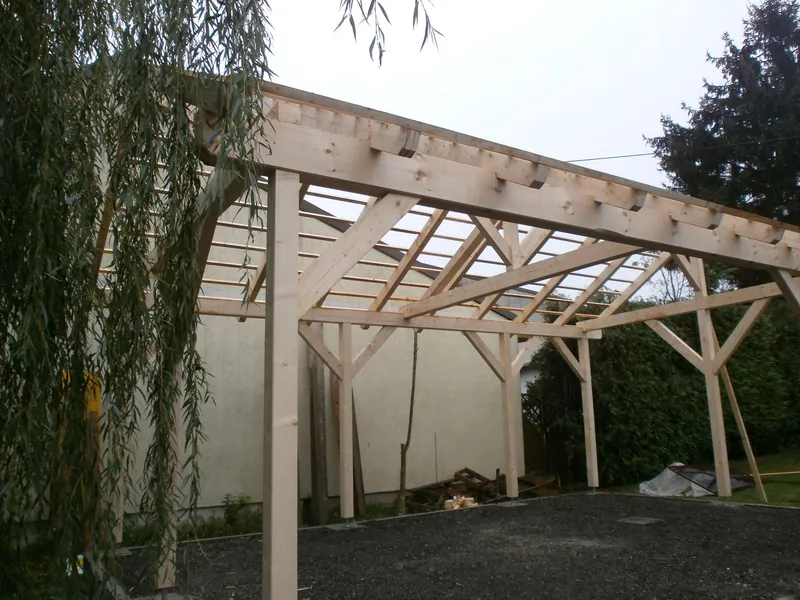 Hallendachstuhl aus Holz auf Betonwänden