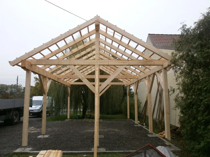 Hallendachstuhl mit Holzbindern, Ansicht von vorn