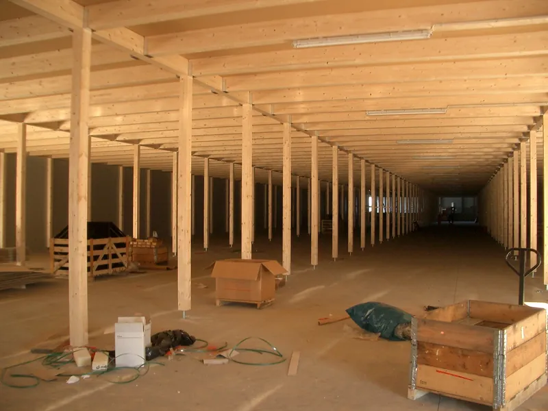 Weitläufige Halle von innen mit Holzstützen