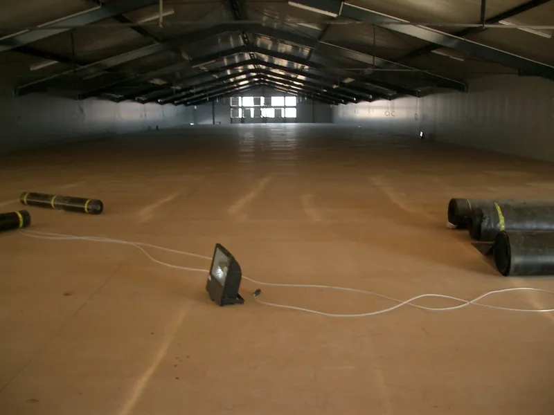 Große Halle von innen mit Dachkonstruktion