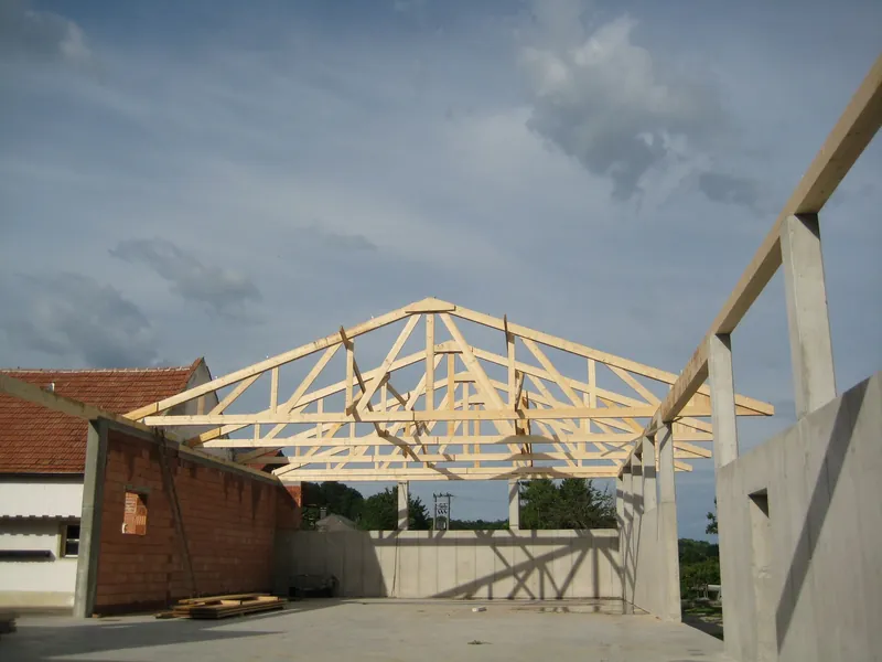 Dachbinder aus Holz auf einem Betonunterbau