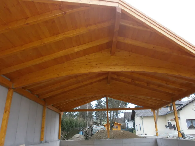 Holzdach einer Halle von unten