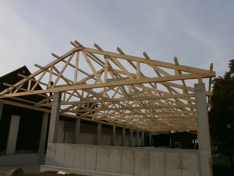 Holzbinder auf Betonwänden einer Halle