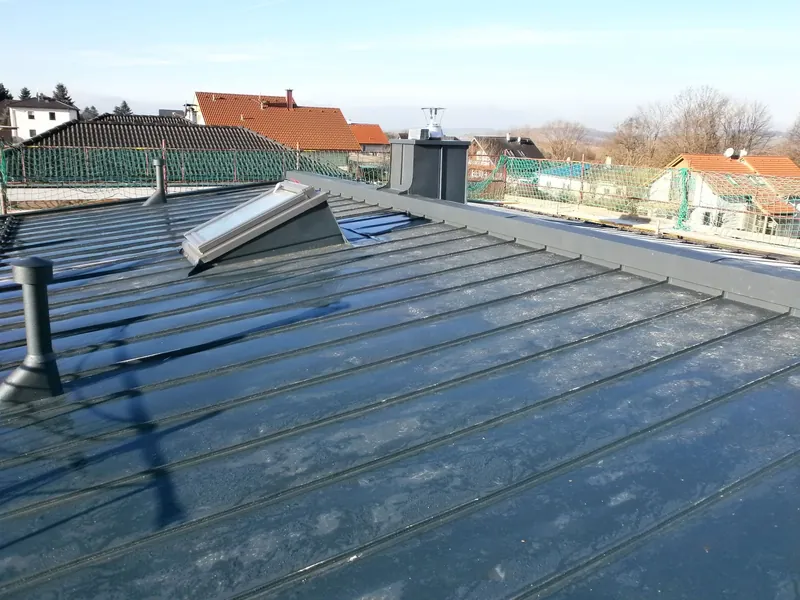 Blechdach mit Dachfenster