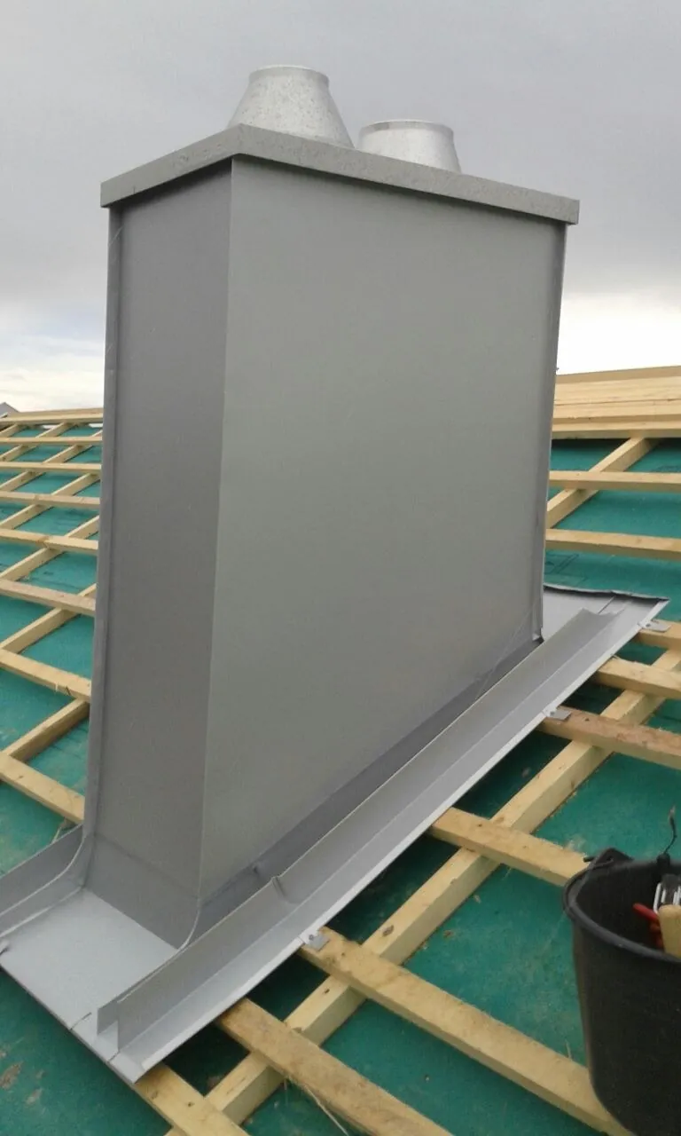 Kamineinfassung aus Blech auf der Dachlattung
