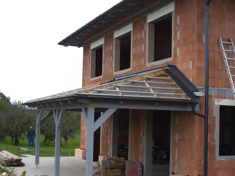 Terrassenüberdachung mit Walmdach an einem Rohbau