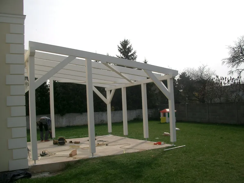 Weiß gestrichene Holzpergola im Garten
