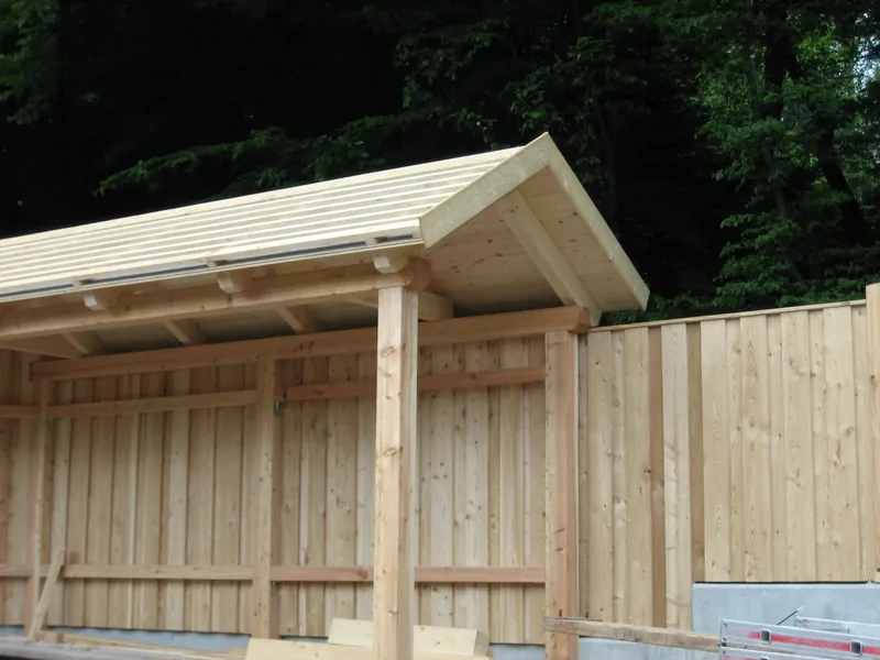 Überdachung mit Holzverschalung und kleinem Satteldach