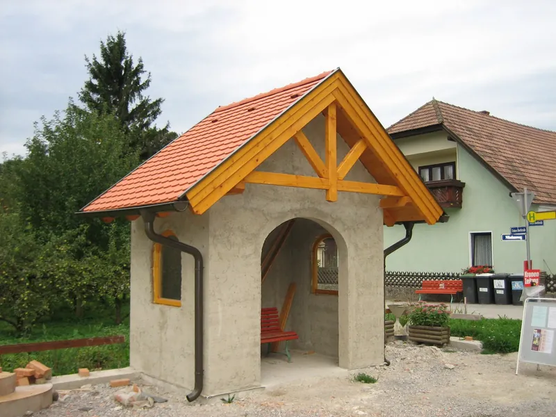 Wartehäuschen mit Holzkonstruktion und Ziegeldach
