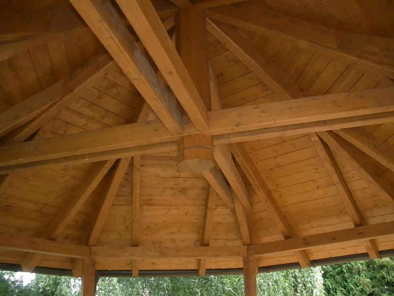 Dachkonstruktion eines Holzpavillons von innen
