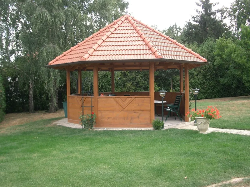 Sechseckiger Holzpavillon mit Ziegeldach