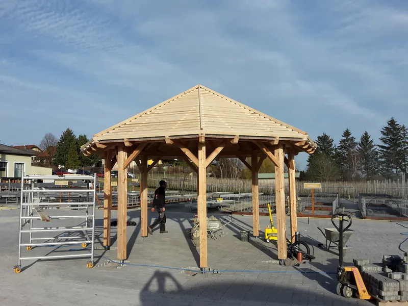 Holzpavillon mit Walmdach im Rohbau