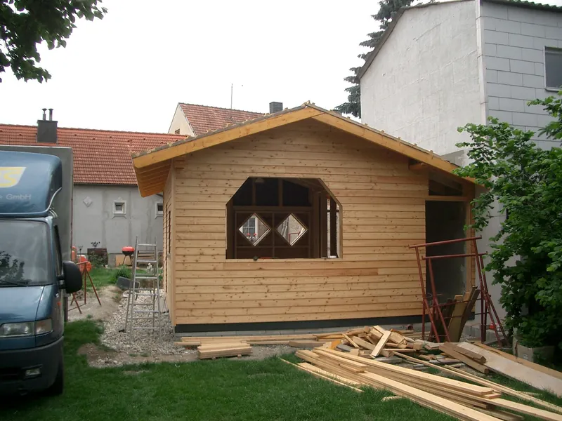 Gartenhaus aus Holz mit Satteldach