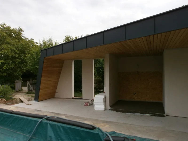 Poolhaus mit dunklem Dach und Holzuntersicht